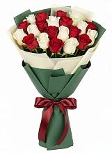 Букет Микс из красных и белых роз в Верхнем Икорце