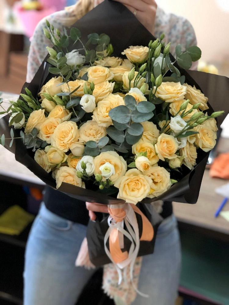 Букет цветов из: Розы и Лизиантусы в Верхнем Икорце