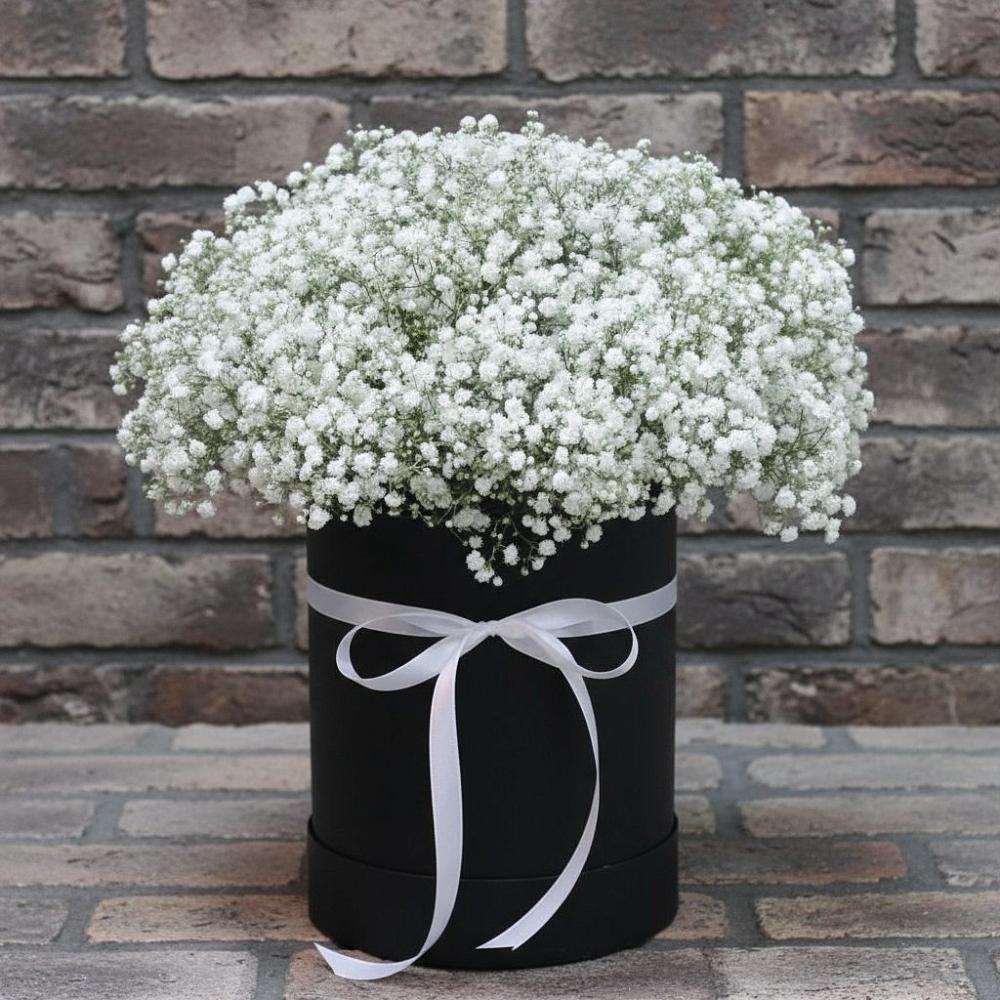 Цветочная композиция из Гипсофила в шляпной коробке в Верхнем Икорце