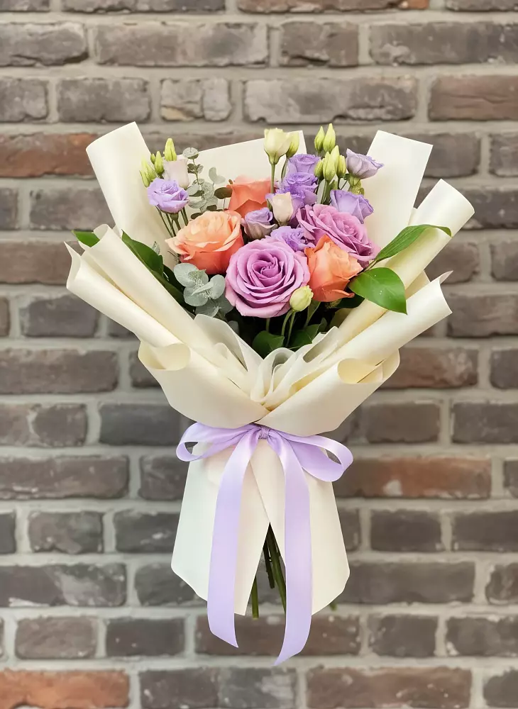 Букет цветов из: Лизиантусы и Розы в Верхнем Икорце