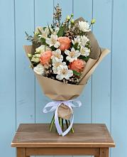Букет цветов из:  Альстромерии, Лизиантусы, Розы и Хризантемы в Верхнем Икорце