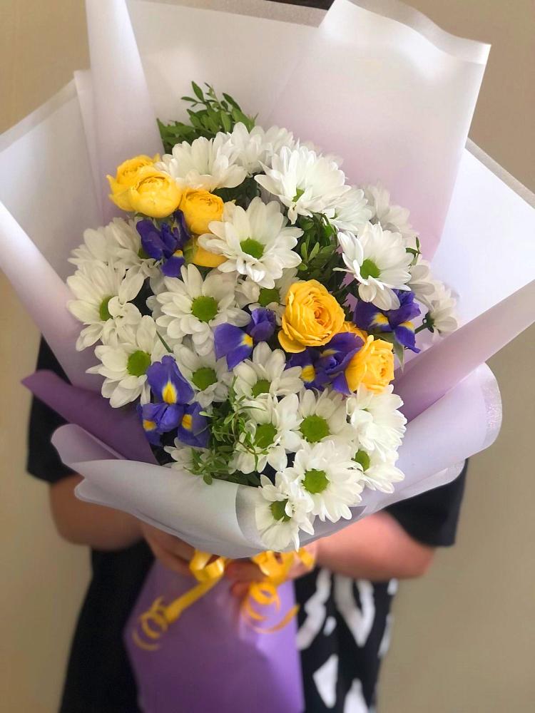 Букет цветов из: Ирисы, Хризантемы и Розы в Верхнем Икорце