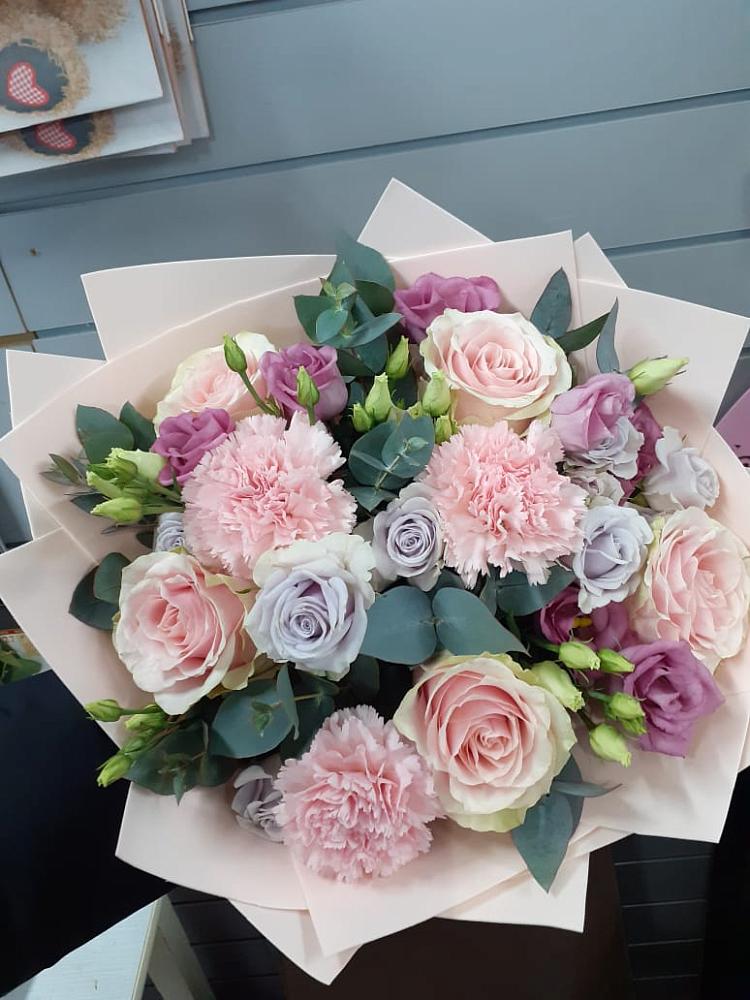 Букет цветов из: Розы, Гвоздики и Лизиантусы в Верхнем Икорце